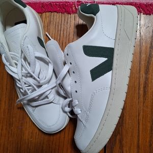 Size 8, white Veja